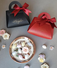 画像をギャラリービューアに読み込む, 天然色素のフラワーアイシングクッキー❀フラワークッキーと国産ドラジェ(アーモンドチョコレート)の入ったBAG