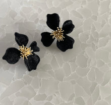 画像をギャラリービューアに読み込む, ブラックフラワーピアス|Novedad.(ノベダ)