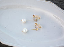 画像をギャラリービューアに読み込む, 「月の雫珠」国産あこや真珠バロックパール*サージカルステンレス・イヤリング(ロング)ゴールド|ツバメ舎(ツバメシャ)