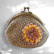 画像をギャラリービューアに読み込む, ニュアンスカラーのガーベラがま口ポーチ|M'S CROCHET(エムズクロシェット)