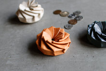 画像をギャラリービューアに読み込む, 開けるたびにちょっと楽しいコインケース〈SAAMI〉|Has(ハズ)