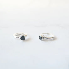 画像をギャラリービューアに読み込む, オニキス ハートハギーピアス(シルバー925)|SMUK(スムーク)