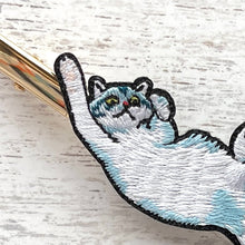 画像をギャラリービューアに読み込む, へそ天で眠るネコ・マフィンの髪飾り|maltamarie(マルタマリエ)