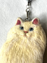 画像をギャラリービューアに読み込む, 羊毛フェルトのふわふわ白ネコパスケース|たろじろ