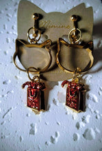 画像をギャラリービューアに読み込む, 猫耳カットと赤のプレゼントボックスモチーフのイヤリング|mimine(ミミンヌ)