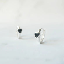画像をギャラリービューアに読み込む, オニキス ハートハギーピアス(シルバー925)|SMUK(スムーク)