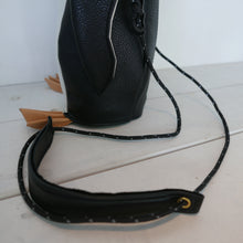 画像をギャラリービューアに読み込む, ペンギンの赤ちゃんバッグ・アデリーちゃん|ガムアママレザーズ神戸(ガムアママレザーズコウベ)