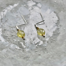 画像をギャラリービューアに読み込む, グロッシュラーガーネットとカレンシルバーのキャッチのいらないピアス|YEAH.JAPAN(イエアジャパン)