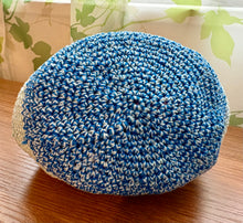 画像をギャラリービューアに読み込む, グラデーションブルーポーチ ガーベラ付き|M'S CROCHET(エムズクロシェット)
