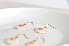 画像をギャラリービューアに読み込む, ぷっくりツヤツヤ目玉焼きピアス.イヤリング ミニチュア Sunny-side up|Lab407(ラボヨンマルナナ)