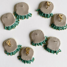 画像をギャラリービューアに読み込む, 赤いお花イヤリング|slowly&starry(スローリーアンドスターリー)