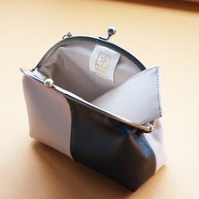 画像をギャラリービューアに読み込む, 牛本革2Wayがま口ミニバッグ(ポーチ/クラッチ/ポシェット/ショルダー)モノトーン|レザー|ミニマル|コンパクト|がま口|Des Ailes(デゼル)