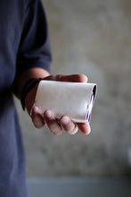 画像をギャラリービューアに読み込む, 革の質感まで“印象”になる名刺入れ〈UNUS-C〉|Has(ハズ)