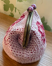 画像をギャラリービューアに読み込む, 赤いバラのがま口ポーチ|M'S CROCHET(エムズクロシェット)