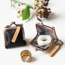 画像をギャラリービューアに読み込む, 持ち歩ける【大きめ】本革リングケース(黒)| 出先での指輪の保管に | 遺骨リングケースとしても|Des Ailes(デゼル)