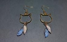 画像をギャラリービューアに読み込む, 猫耳カットとブルー&ホワイトの葉モチーフピアス|mimine(ミミンヌ)