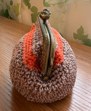 画像をギャラリービューアに読み込む, オレンジラインのブラウンがま口ポーチ|M'S CROCHET(エムズクロシェット)