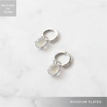 画像をギャラリービューアに読み込む, マザーオブパール ワンタッチ ダングル ピアス(シルバー925/ロジウムプレーティング)|SMUK(スムーク)