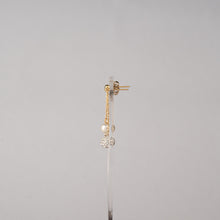 画像をギャラリービューアに読み込む, 耳元でチラっと揺れる上質なサクランボ。パヴェボールとパールの相性ばっちりコンビのピアス|BLANCHE NEIGE(ブランシュネージュ)