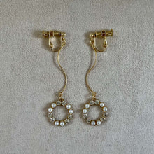 画像をギャラリービューアに読み込む, 【イヤリング】揺れるニュアンスロングデザイン ヴィンテージガラスとパールのフープモチーフイヤリング|ERIKOART(エリコアート)