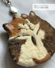 画像をギャラリービューアに読み込む, 羊毛フェルトのおひるね猫パスケース なかよし 茶トラ ハチワレ |たろじろ