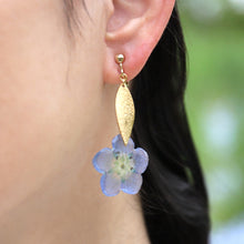 画像をギャラリービューアに読み込む, 本物のネモフィラとメタルリーフのピアス/イヤリング|FT2 works(エフティーツーワークス)