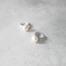 画像をギャラリービューアに読み込む, パール ハギーピアス(シルバー925)|SMUK(スムーク)