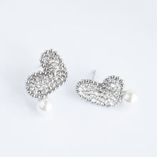 画像をギャラリービューアに読み込む, Pearl Kiss Heart 光のパヴェハートピアス |BLANCHE NEIGE(ブランシュネージュ)