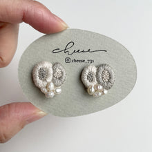 画像をギャラリービューアに読み込む, 刺繍ピアス/イヤリング 「pukupuku」|cheese(チーズ)