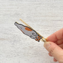 画像をギャラリービューアに読み込む, へそ天で眠るネコ・ボブの髪飾り|maltamarie(マルタマリエ)