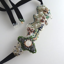 画像をギャラリービューアに読み込む, 雪原//立体刺繡のベロアリボンネックレス|hanmmmo(ハンモ)