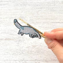 画像をギャラリービューアに読み込む, へそ天で眠るネコ・マフィンの髪飾り|maltamarie(マルタマリエ)