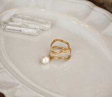 画像をギャラリービューアに読み込む, 国産あこや真珠バロックパール「月の雫珠」*サージカルステンレス・イヤーカフ片耳(1個)(ウエーブ)|ツバメ舎(ツバメシャ)