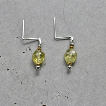 画像をギャラリービューアに読み込む, グロッシュラーガーネットとカレンシルバーのキャッチのいらないピアス|YEAH.JAPAN(イエアジャパン)