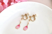 画像をギャラリービューアに読み込む, 桜の花びらと淡水パールのピアス.イヤリング(ピンク)|Lab407(ラボヨンマルナナ)