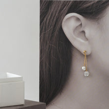 画像をギャラリービューアに読み込む, 耳元でチラっと揺れる上質なサクランボ。パヴェボールとパールの相性ばっちりコンビのピアス|BLANCHE NEIGE(ブランシュネージュ)