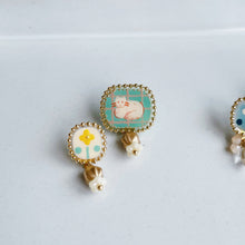 画像をギャラリービューアに読み込む, ネコとお花ピアス グリーン|slowly&starry(スローリーアンドスターリー)