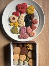 画像をギャラリービューアに読み込む, ずっといっしょ しろいうさぎとくろいうさぎのバレンタインクッキー缶 large|chinami sweets(チナミスイーツ)