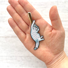 画像をギャラリービューアに読み込む, へそ天で眠るネコ・マフィンの髪飾り|maltamarie(マルタマリエ)