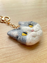 画像をギャラリービューアに読み込む, 羊毛フェルトの存在感ある猫ストラップ M(ハチワレ)|たろじろ