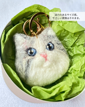 画像をギャラリービューアに読み込む, 存在感ある大きめ猫ストラップ(Lサイズ)|手作り羊毛フェルト(白グレー)|たろじろ