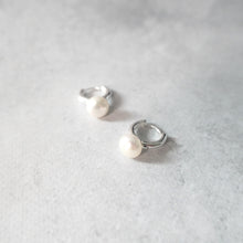 画像をギャラリービューアに読み込む, パール ハギーピアス(シルバー925)|SMUK(スムーク)