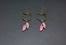 画像をギャラリービューアに読み込む, 猫耳カットとピンク&ホワイトの葉モチーフピアス|mimine(ミミンヌ)