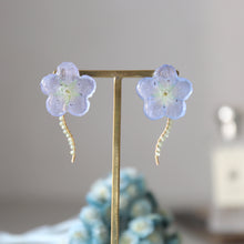 画像をギャラリービューアに読み込む, 本物のネモフィラとペリドットの揺れるピアス/イヤリング|FT2 works(エフティーツーワークス)