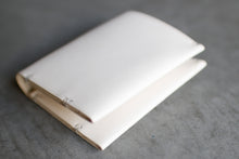 画像をギャラリービューアに読み込む, 削ぎ落とした職人仕立ての折財布〈LOCUS-SW〉|Has(ハズ)