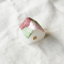 画像をギャラリービューアに読み込む, おかえり|ガラスと草木染め刺繍の小さなオブジェ|misaki kotori glass and thread(ミサキコトリグラスアンドスレッド)