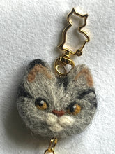 画像をギャラリービューアに読み込む, 羊毛フェルトのグレー猫キーリール|手作り |たろじろ