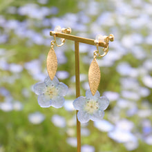 画像をギャラリービューアに読み込む, 本物のネモフィラとメタルリーフのピアス/イヤリング|FT2 works(エフティーツーワークス)
