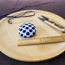 画像をギャラリービューアに読み込む, こぎん刺しブローチ/水玉|PlusDot+.(プラスドット)