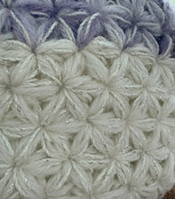 画像をギャラリービューアに読み込む, 上品な大人の花柄 薄紫とホワイトのキラキラがま口ポーチ パールタッセル付き|M'S CROCHET(エムズクロシェット)